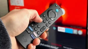 Amazon Fire TV Stick avec télécommande Alexa, connecté à une Smart TV