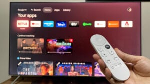 Chromecast branché sur une TV avec interface IPTV à écran