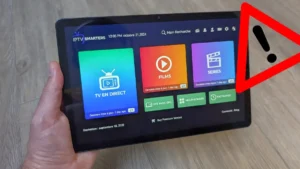 Un ecran de streaming IPTV avec une icone de alerte rouge signalant un service illegal